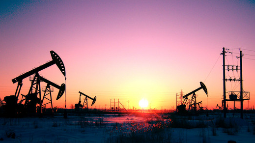 落日照耀下的大慶油田